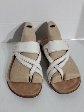Taos Sz 7 Perfect Sandal White Leather Crisscross Toe Loop